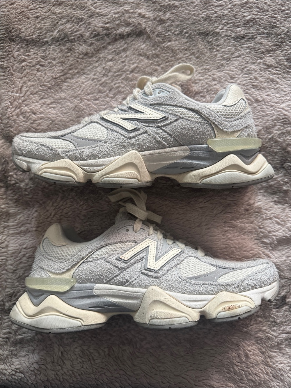 New Balance Women's Light Gray/Beige Mesh & Suede Trainers - Picture 2 of 5